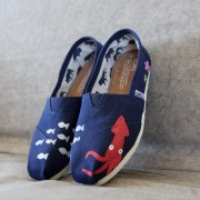 Custom, hand painted Squid TOMS shoes featuring a squid, a school of fish, and seastars under the sea.